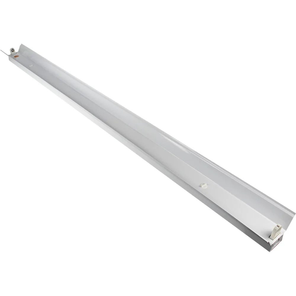 LED TL armatuur 150cm zonder buis, schuin bovenaanzicht, wit metalen behuizing geschikt voor één LED buis, ideaal voor gebruik in garages, werkplaatsen of magazijnen.