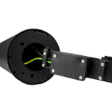 Close-up zijaanzicht van een zwarte buitenlamp wandarmatuur met zichtbare interne bedrading en bevestigingsplaat.