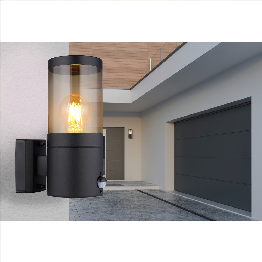 LED lamp met bewegingssensor E27 fitting zwart - sfeerfoto tuin