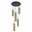 Close-up vooraanzicht van een moderne hanglamp met vijf cilindervormige pendels in geborsteld goud, bevestigd aan een ronde zwarte plafondplaat.