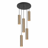 Close-up vooraanzicht van een moderne hanglamp met vijf cilindervormige pendels in geborsteld goud, bevestigd aan een ronde zwarte plafondplaat.