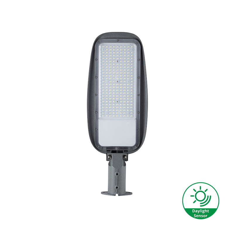 LED straatlamp met daglichtsensor, vooraanzicht, voorzien van een robuuste behuizing en een groot aantal LED-lichtpunten voor energiezuinige buitenverlichting.