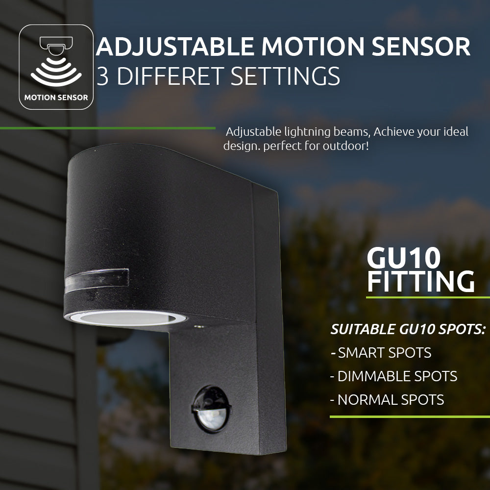 Zwart moderne wandlamp met GU10 fitting en verstelbare bewegingssensor, geschikt voor buitengebruik. Vooraanzicht van de lamp gemonteerd op een buitenmuur, ideaal voor slimme, dimbare en normale GU10 spots.