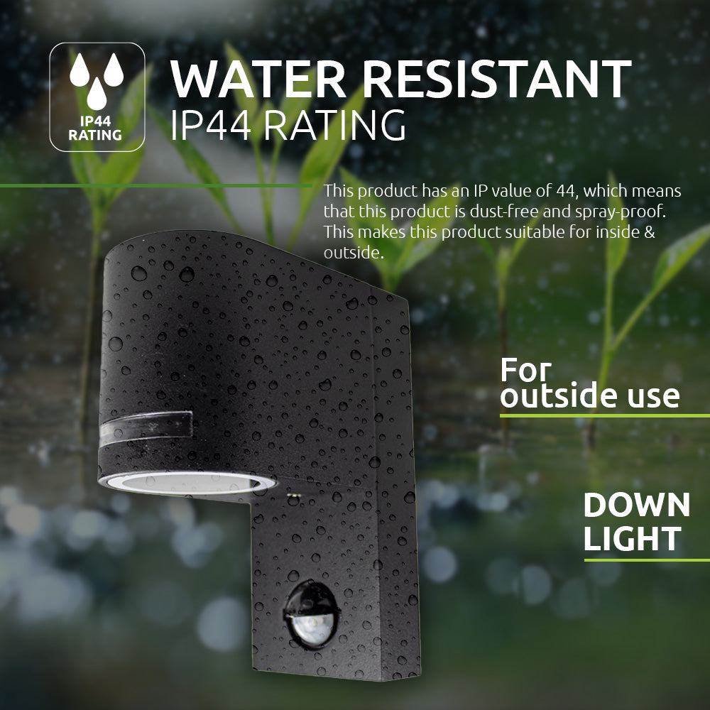 Waterdichte buitenlamp met bewegingssensor, IP44 rating, zwarte wandmontage downlight – schuin zijaanzicht met regendruppels, geschikt voor buitengebruik.