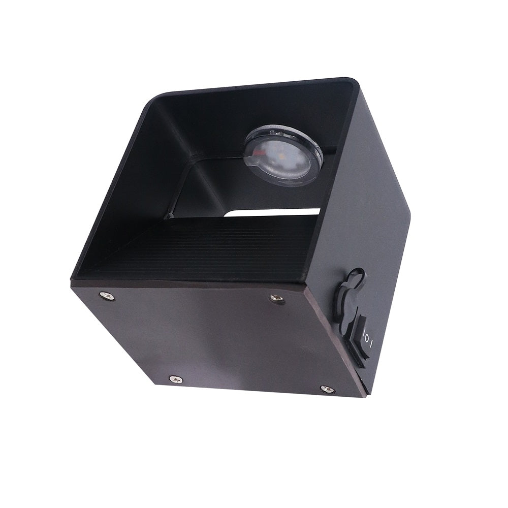 Zwarte moderne LED wandlamp voor buiten, vierkant design met op- en neerwaartse lichtbundel, schuin zijaanzicht.