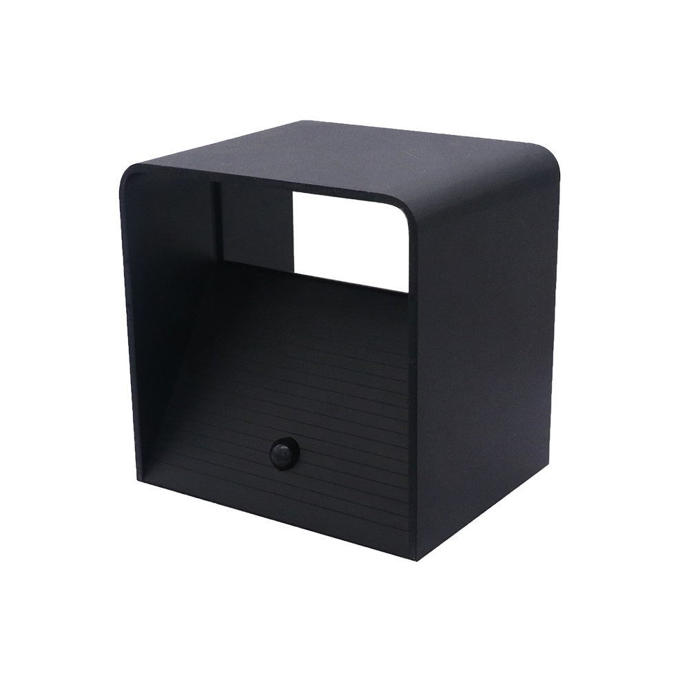 Zwart metalen wandhouder met open voorkant en slede-achtige bodem, schuin van voren gefotografeerd tegen een witte achtergrond.