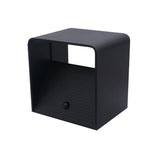 Zwart metalen wandhouder met open voorkant en slede-achtige bodem, schuin van voren gefotografeerd tegen een witte achtergrond.