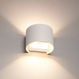 Moderne witte wandlamp met gebogen design, muurzicht van voren met warm licht dat zowel omhoog als omlaag schijnt – ideaal voor sfeervolle binnenverlichting.