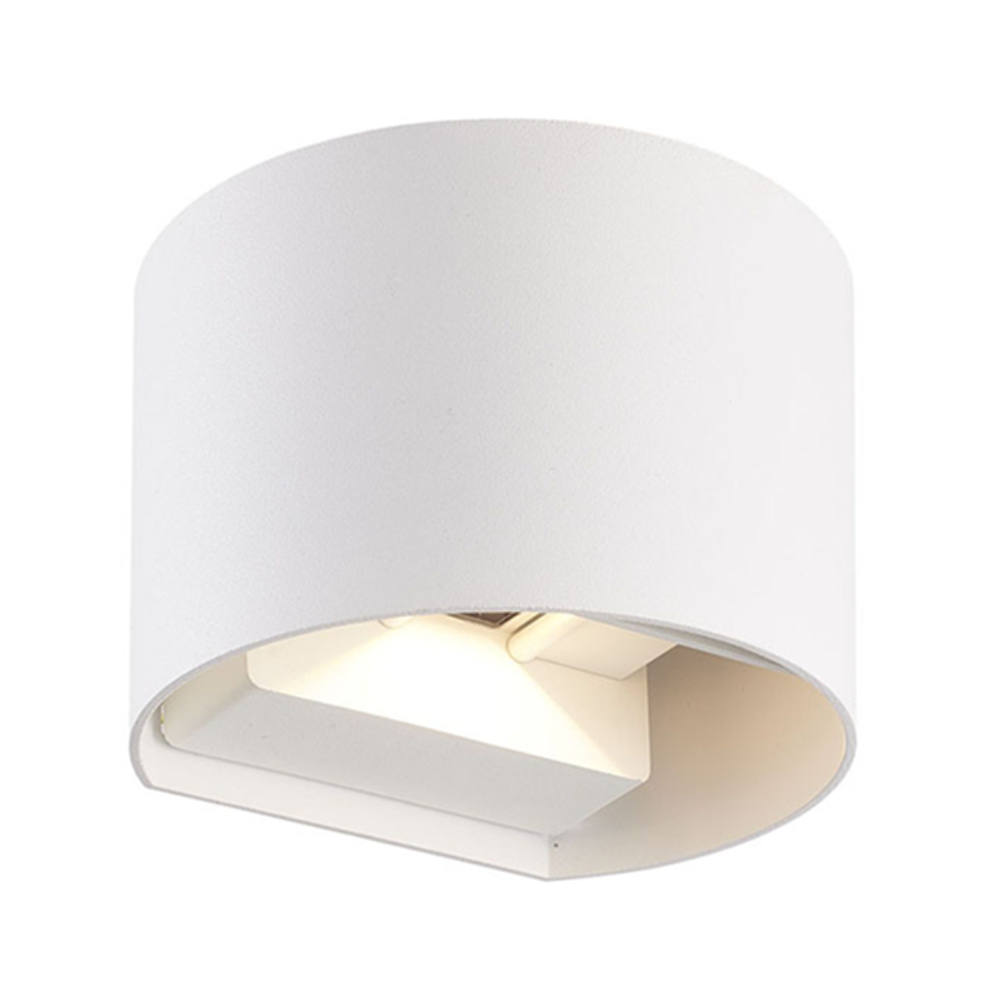 Moderne witte wandlamp met cilindervormig ontwerp, met zicht vanaf de onderzijde waarbij het licht en de binnenkant van de lamp duidelijk zichtbaar zijn.