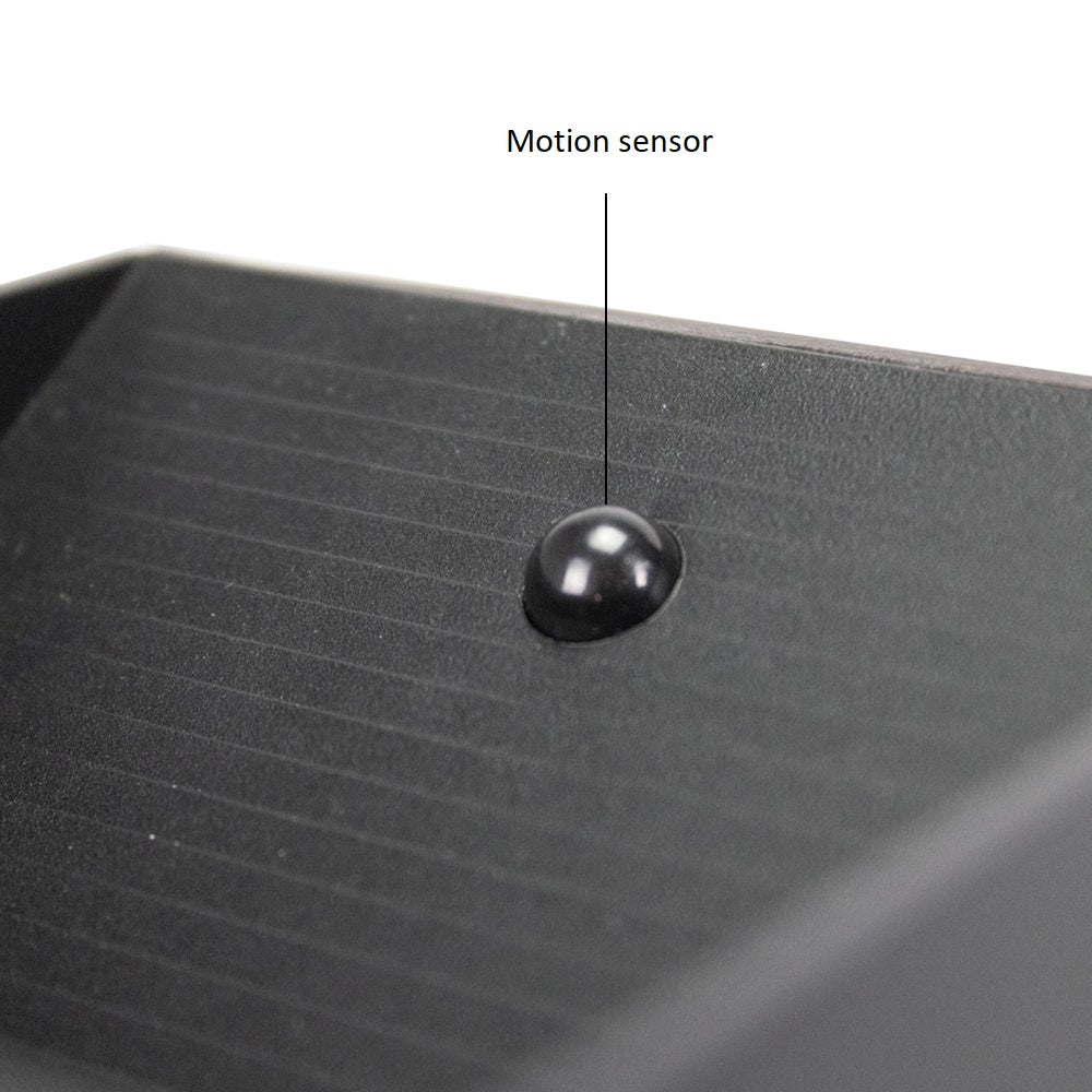 Close-up van een zwarte bewegingssensor op de bovenkant van een elektronisch apparaat, met duidelijk zichtbare textuur en label "Motion sensor".