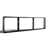 Zwart metalen inbouwframe voor elektrische haard, frontaal en iets schuin van links gefotografeerd tegen een witte achtergrond.