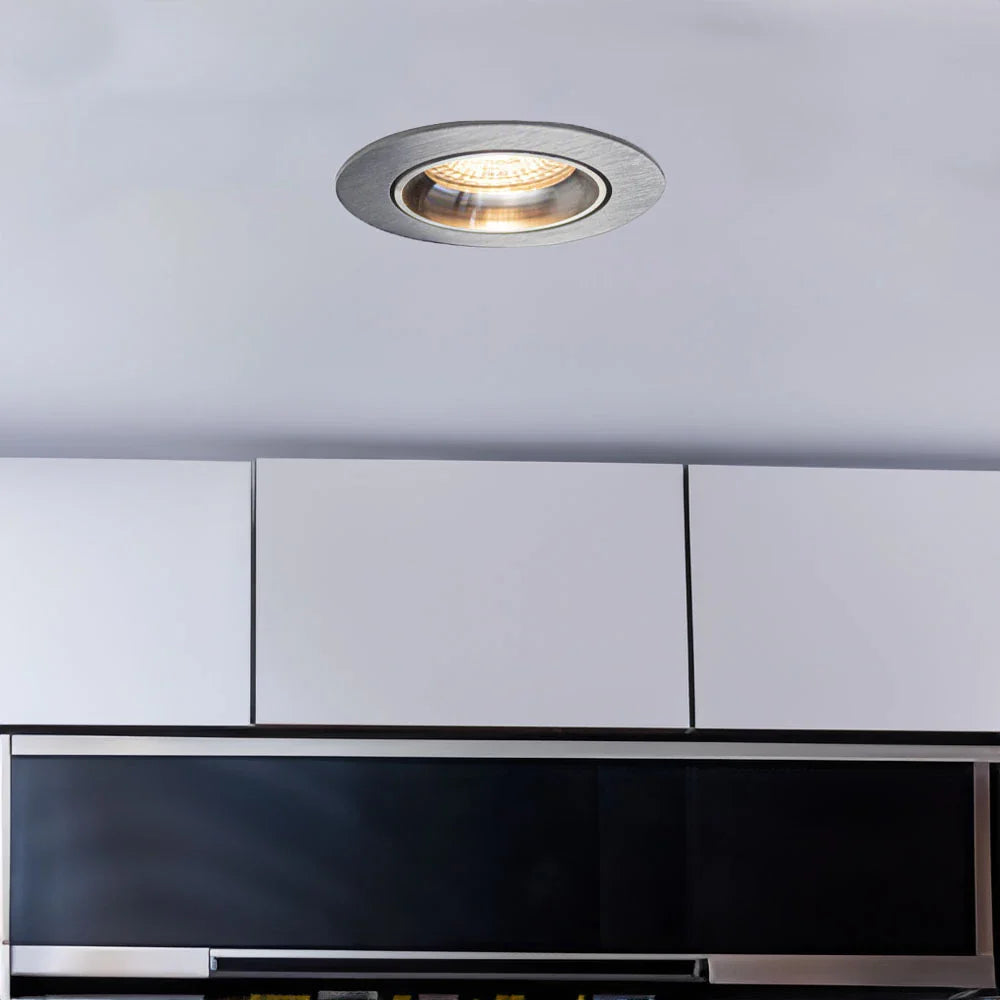 Inbouwspot LED rond RVS geborsteld gemonteerd in plafond, vooraanzicht in moderne keukenomgeving.