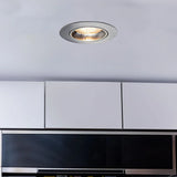 Inbouwspot LED rond RVS geborsteld gemonteerd in plafond, vooraanzicht in moderne keukenomgeving.