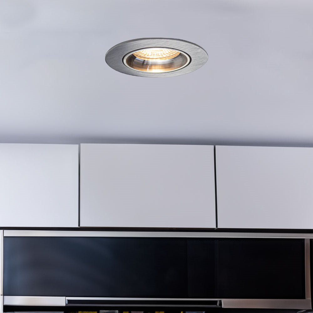 Inbouwspot LED rond RVS gemonteerd in plafond, close-up vooraanzicht in moderne keukenomgeving.