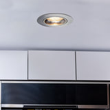 Inbouwspot LED rond RVS gemonteerd in plafond, close-up vooraanzicht in moderne keukenomgeving.