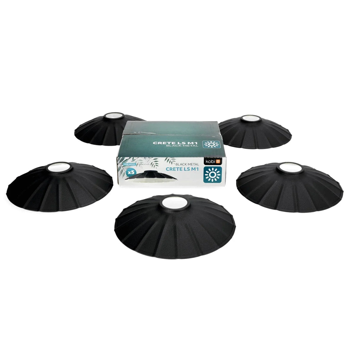Zijaanzicht van vijf zwarte metalen lampenkappen, model CRETE LS M1 van Kobi, symmetrisch geplaatst rond de productverpakking met merk- en modelinformatie.