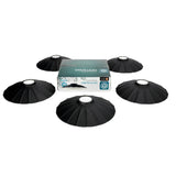 Zijaanzicht van vijf zwarte metalen lampenkappen, model CRETE LS M1 van Kobi, symmetrisch geplaatst rond de productverpakking met merk- en modelinformatie.