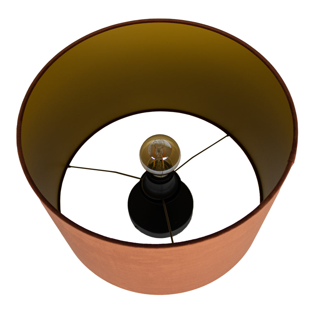 Bovenzicht van een cilindervormige lampenkap met een warme koperkleurige buitenkant en een goudkleurige binnenzijde, voorzien van een zwarte fitting en een zichtbare gloeilamp.