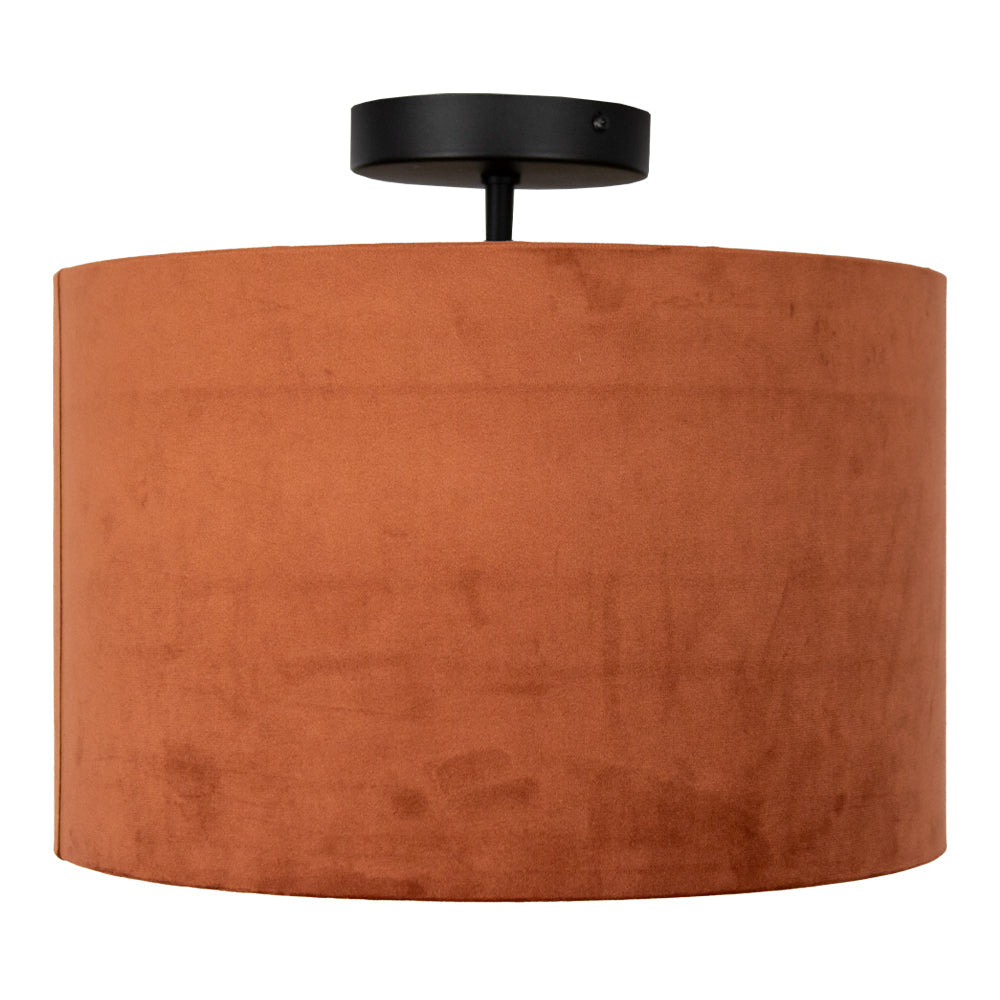Close-up vooraanzicht van een moderne plafondlamp met ronde, fluwelen lampenkap in roestbruine kleur en een zwarte plafondbevestiging – stijlvolle plafondverlichting voor een warm interieur.