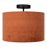 Close-up vooraanzicht van een moderne plafondlamp met ronde, fluwelen lampenkap in roestbruine kleur en een zwarte plafondbevestiging – stijlvolle plafondverlichting voor een warm interieur.