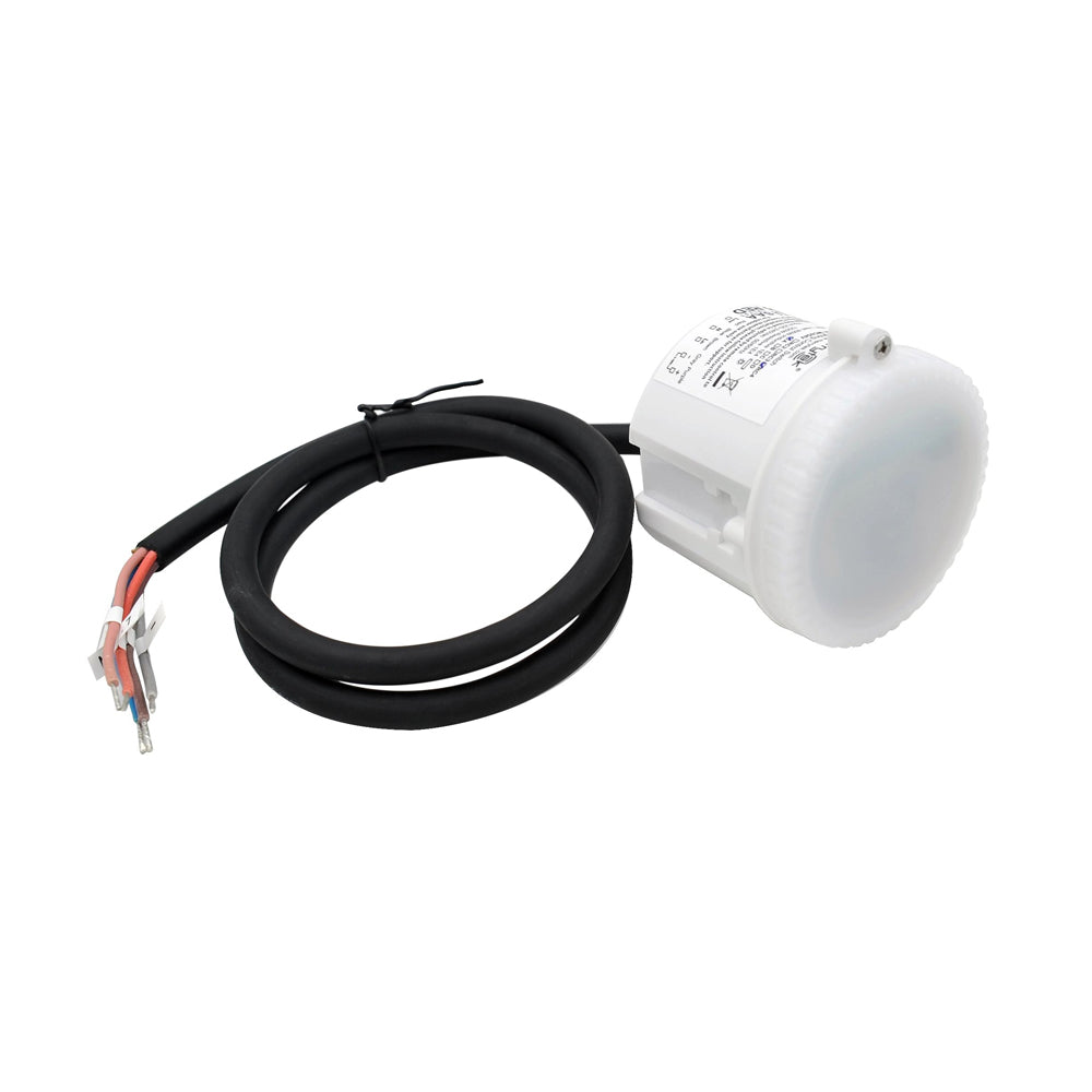 Close-up zijaanzicht van een witte industriële sensor met zwarte aansluitkabel en gekleurde stroomdraden, geschikt voor elektrische installaties.