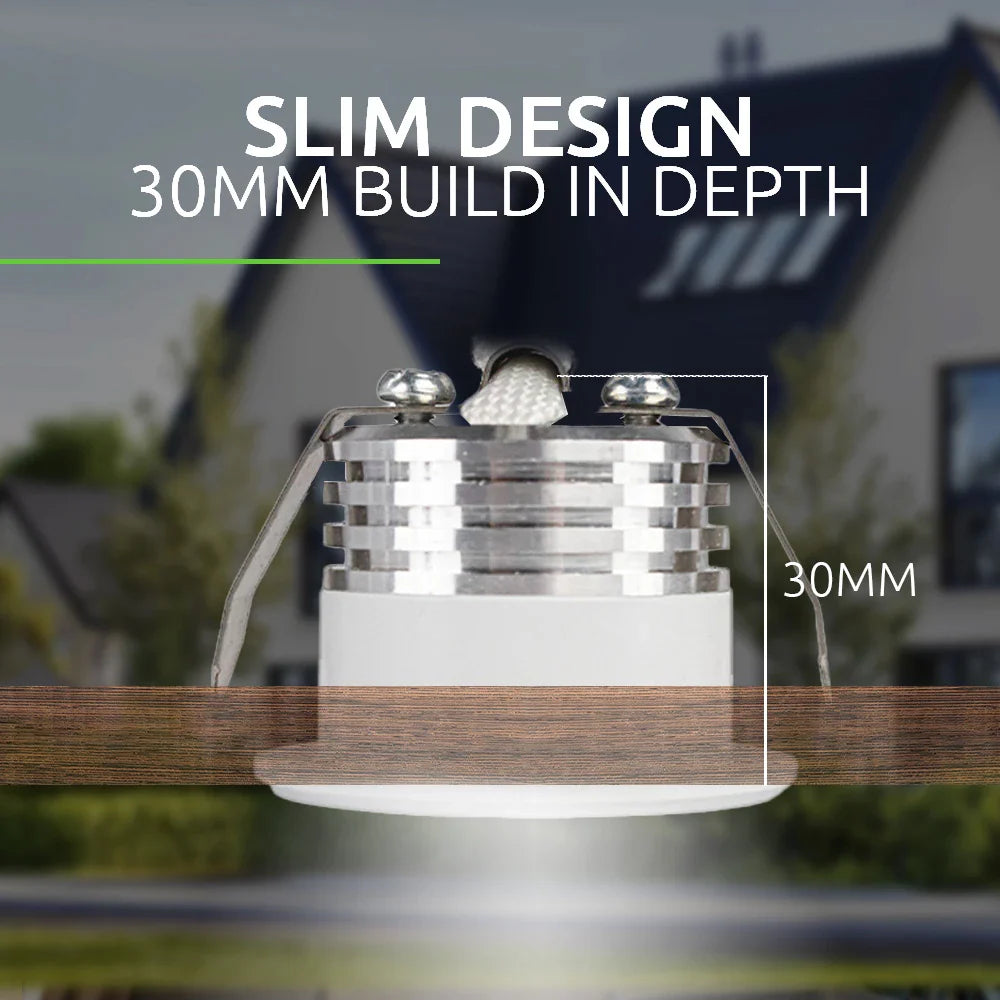 Zijaanzicht van een slank design inbouwspot met een inbouwdiepte van 30 mm, gemonteerd in een houten plafondpaneel met zichtbare bevestigingsklemmen.