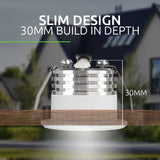 Zijaanzicht van een slank design inbouwspot met een inbouwdiepte van 30 mm, gemonteerd in een houten plafondpaneel met zichtbare bevestigingsklemmen.