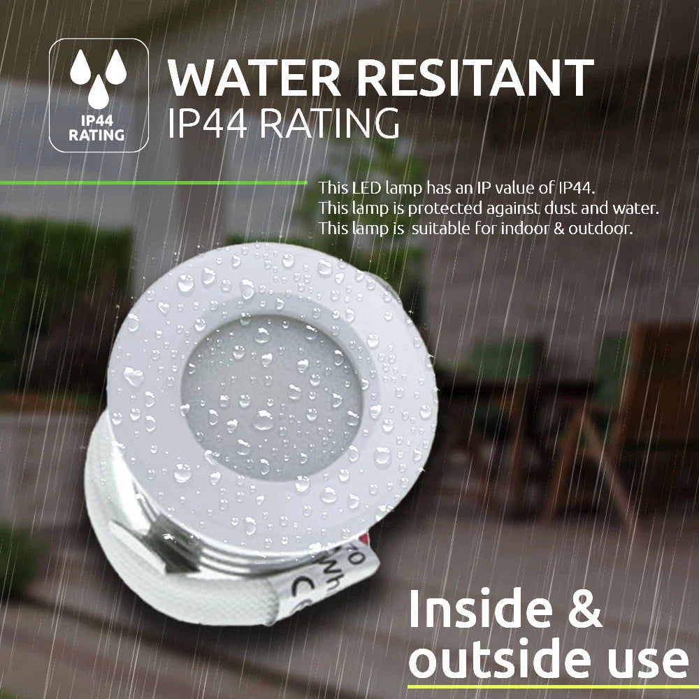 Close-up vooraanzicht van een waterdichte LED inbouwspot met IP44-classificatie, geschikt voor binnen- en buitengebruik, met zichtbare waterdruppels op de behuizing ter illustratie van waterbestendigheid.