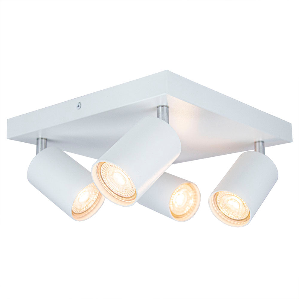Witte plafondlamp met vier verstelbare LED spots, moderne vierkante basis, schuin van onderen gefotografeerd voor een duidelijk zicht op het ontwerp en de lichtbundels.