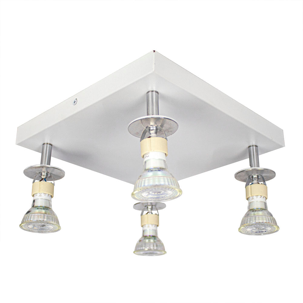 Vierkante plafondlamp met witte metalen basis en vier verstelbare GU10 spotjes, schuine onderaanzicht.