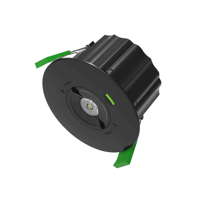 Zwarte LED noodverlichting inbouwspot met testknop en groene bevestigingsklemmen, schuin onderaanzicht.