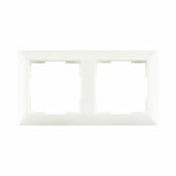 Dubbel wit afdekraam voor schakelmateriaal, geschikt voor twee inbouwcomponenten – vooraanzicht.