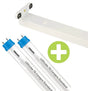 Set van twee Philips LEDtube T8 CorePro Standard buizen met bijbehorende witte armatuur, schuin vooraanzicht met duidelijk zichtbare aansluitpinnen en groene plus-icoon dat een combinatieproduct aanduidt.