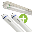 Close-up van twee Philips LED TL-buizen met G13 fitting en een waterdichte armatuur op de achtergrond, schuin van voren weergegeven, met een groene plus-icoon ter indicatie van een volledige verlichtingsset.