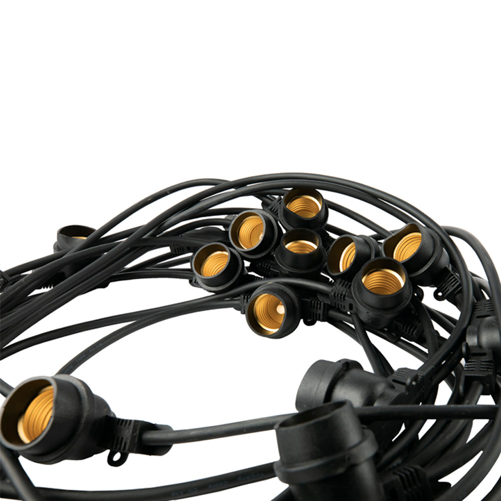 Close-up van een zwarte E27 prikkabel met meerdere fittingen, geschikt voor buitenverlichting en feestverlichting, vanuit een schuine bovenzijde gefotografeerd.