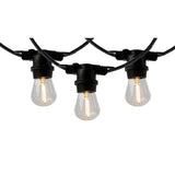 Close-up vooraanzicht van een zwarte buiten lichtslinger met drie LED filament lampen, hangend aan een stevige kabel, ideaal voor tuin- of terrasverlichting.