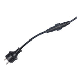 Zwarte stroomkabel met tweepolige stekker en waterdichte schroefconnector, schuine bovenaanzicht weergave tegen een witte achtergrond.