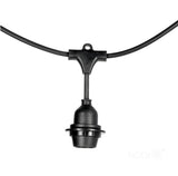 Close-up vooraanzicht van een zwarte E27 fittingenhouder voor buitenverlichting, gemonteerd aan een snoer, geschikt voor feestverlichting of sfeerverlichting, tegen een witte achtergrond.