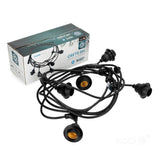 Decoratieve zwarte prikkabel KOBI CRETE 5M met 5 E27 fittingen, geschikt voor buitengebruik, weergegeven in een schuin vooraanzicht samen met de productverpakking.