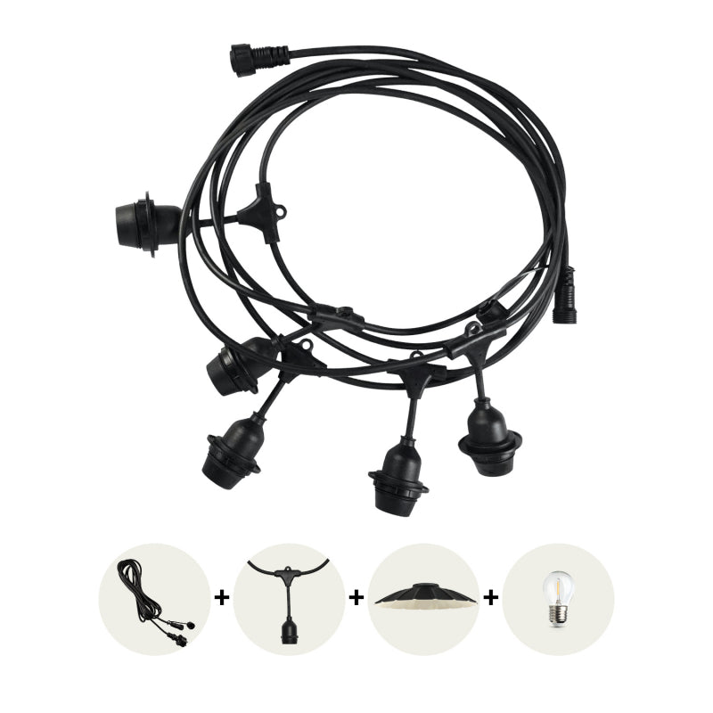 Zwarte stringlight kabel met meerdere fittingen, geschikt voor buitenverlichting, weergegeven in bovenaanzicht inclusief onderdelen: kabel, fitting, lampenkap en LED lamp.