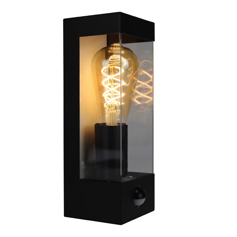 Vierkante wandlamp met bewegingsmelder | Zwart | IP44 | E27 fitting | Aan foto