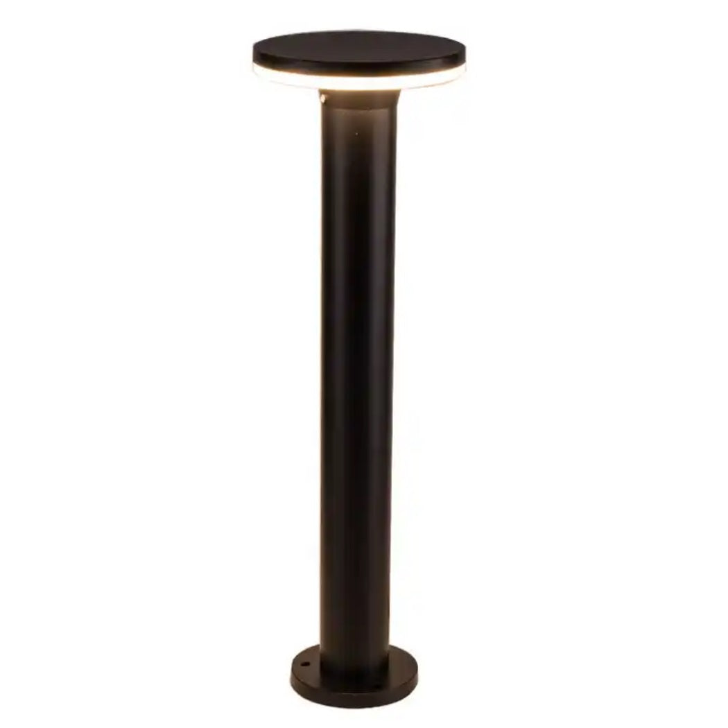 Zwarte moderne buitenlamp op sokkel met ronde kap en geïntegreerde LED-verlichting, vooraanzicht.