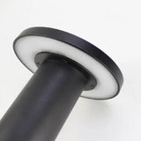 Detailaanzicht van een moderne zwarte buitensokkelarmatuur met ronde LED-lichtkop en matwitte diffuser, weergegeven vanuit een schuine onderaanzicht.