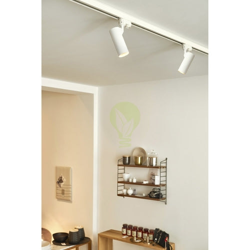 Wit cilindervormig railspotverlichtingssysteem gemonteerd aan het plafond in een modern interieur, met twee verstelbare spots – vooraanzicht vanaf een lage hoek.