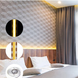 LED strip verlichting gemonteerd achter een houten hoofdbord in een moderne slaapkamer, met warm witte lichtkleur en 3D muurpanelen op de achtergrond – vooraanzicht van interieurtoepassing.