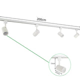 Wit 4-lichts railsysteem met verstelbare LED spotjes, vooraanzicht, lengte rail 200 cm, spotafmetingen 13 cm hoog en 8,5 cm diep.