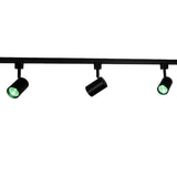 Zwart 3-fase spanningsrail systeem met drie verstelbare LED spots, vooraanzicht met twee spots ingeschakeld met groen licht, ideaal voor accentverlichting in moderne interieurs.