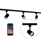Smart WiFi railspot met RGB LED-verlichting, zwart armatuur, vooraanzicht van drie spots gemonteerd op een rail en detailweergave van een enkele spot, inclusief smartphone met gekoppelde app voor slimme bediening.