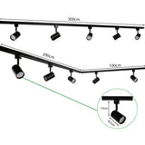 Zwarte railverlichting met verstelbare spots – frontaal en zijaanzicht van een L-vormige railverlichting set van 300 cm (200 cm + 100 cm) lang, voorzien van meerdere zwarte cilindervormige spots met een lengte van 13 cm en diameter van 8,5 cm, ideaal voor moderne interieurs en gerichte verlichting.