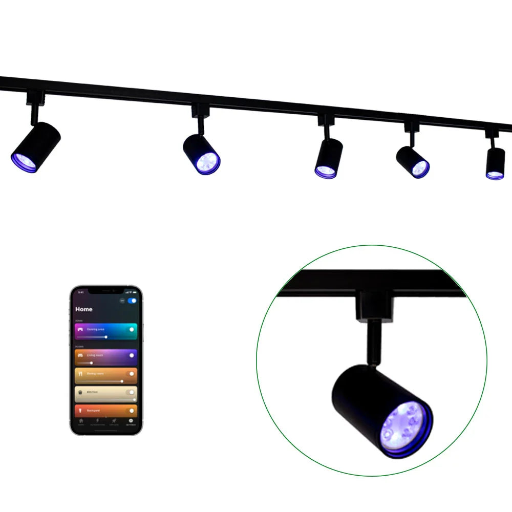 Zwart smart railverlichting systeem met vijf verstelbare spots, getoond in schuin vooraanzicht, inclusief detailweergave van een enkele spot en een smartphone met app-interface voor lichtbediening.